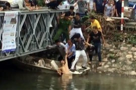 Hà Nội: Clip nam thanh niên ngáo đá, trần truồng nhảy sông Lừ