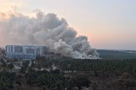 Thành phố với chiếc hồ bỗng dưng cháy ngùn ngụt