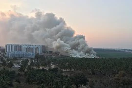 Thành phố với chiếc hồ bỗng dưng cháy ngùn ngụt