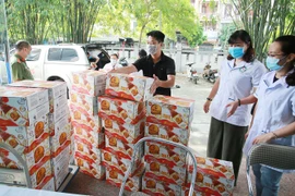 Hai lần tặng quà, hỗ trợ thiết thực các y bác sĩ lực lượng Công an Thủ đô 