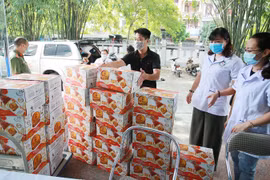 Hai lần tặng quà, hỗ trợ thiết thực các y bác sĩ lực lượng Công an Thủ đô 