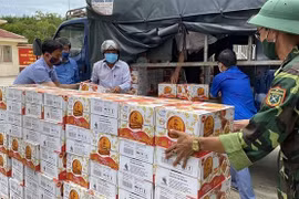 Những sản phẩm nước uống thiết thực hỗ trợ lực lượng vũ trang trên tuyến đầu chống dịch