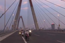 Cảnh báo: Đi dạo trên cầu Nhật Tân – coi chừng tai nạn