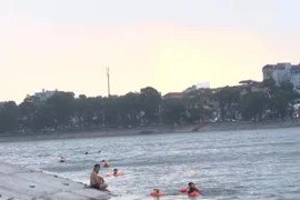 Khi hồ Tây, hồ Linh Đàm, sông Hồng đều biến thành bể bơi khổng lồ