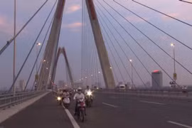 Cảnh báo: Đi dạo trên cầu Nhật Tân – coi chừng tai nạn