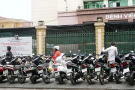 Phí trông xe máy vẫn ngoài tầm kiểm soát