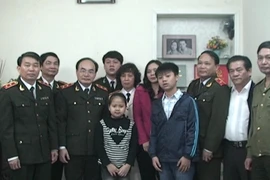 Thăm gia đình đồng chí Hoàng Mai - người được Bác Hồ gửi thư khen ngợi