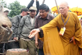 Rót đồng đúc Đại hồng chung chùa Hoa Lâm Tam Bảo