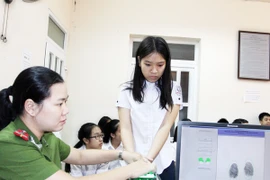 Làm việc tới khuya để cấp CMND cho người dân