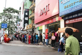 Chen chân xếp hàng mua vàng ngày vía Thần Tài