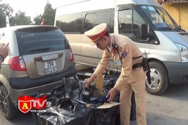 Phát hiện xe khách chở hàng trăm chai rượu lậu