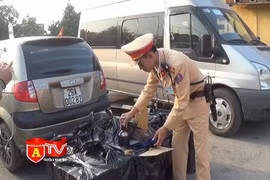 Phát hiện xe khách chở hàng trăm chai rượu lậu