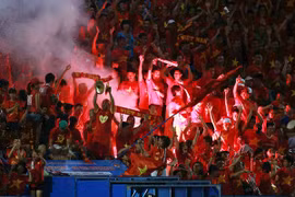 Nếu CĐV đốt pháo sáng, tuyển Việt Nam sẽ phải đá sân trung lập?