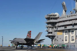 F-35C lần đầu tiên hạ cánh thành công xuống tàu sân bay