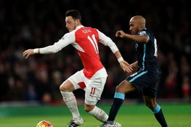 Vua kiến tạo Ozil gây "bão" trên mạng xã hội