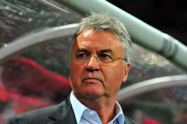 Chelsea bổ nhiệm Hiddink tạm thời thay thế Mourinho