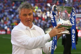 Chelsea chính thức xác nhận Hiddink làm HLV tạm quyền