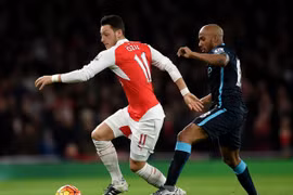 Vua kiến tạo Ozil gây "bão" trên mạng xã hội