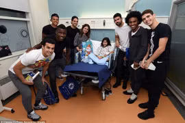 Gác lại nỗi buồn, cầu thủ Chelsea mang không khí Giáng sinh tới cho trẻ em