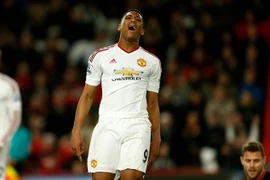 Manchester chia nửa, khi M.U gục ngã trước đối thủ "tí hon"