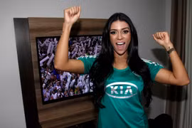 Siêu mẫu người Brazil gây "bão" sau khi thực hiện lời hứa cởi đồ