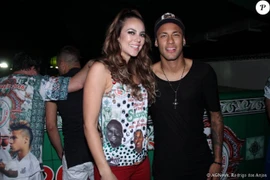 Neymar "phá két" để tặng quà cho nữ diễn viên xinh đẹp