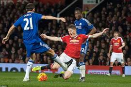 Ngoại hạng Anh: M.U và Chelsea níu chân nhau, Arsenal trở lại ngôi đầu