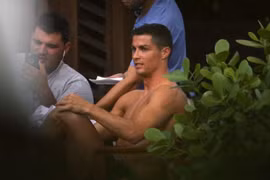 Ronaldo khoe cơ bắp ở Miami