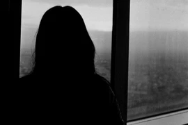 Một HLV ở Anh dọa giết bồ trẻ nếu công khai cuộc tình tay ba