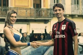 Các "sao" AC Milan cùng người đẹp bikini "bắt cướp" trên phố