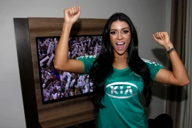 Siêu mẫu người Brazil gây "bão" sau khi thực hiện lời hứa cởi đồ