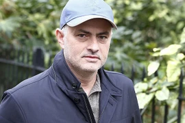 Chelsea phải trả lương cho Mourinho kể cả khi HLV này dẫn dắt M.U