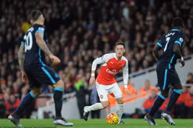 Ozil kiến tạo nhiều hơn toàn bộ đội hình của M.U hoặc Chelsea