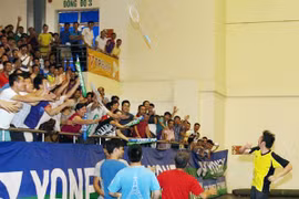 Khán giả hào hứng tranh giành chiếc vợt của Nguyễn Tiến Minh