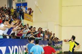 Khán giả hào hứng tranh giành chiếc vợt của Nguyễn Tiến Minh