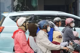 Phạt đến 10 triệu đồng nếu chở trẻ em trên 6 tuổi ngồi trước xe máy