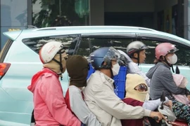 Phạt đến 10 triệu đồng nếu chở trẻ em trên 6 tuổi ngồi trước xe máy