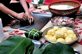 Tết về gói bánh chưng xanh