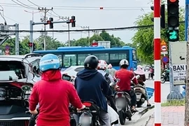 Ô tô dừng đèn đỏ chắn lối rẽ phải gây tai nạn sẽ bị phạt tới 22 triệu đồng