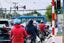 Ô tô dừng đèn đỏ chắn lối rẽ phải gây tai nạn sẽ bị phạt tới 22 triệu đồng