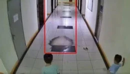 Từ vụ 3 bé trai ném dép trúng vòi chữa cháy: Trẻ gây thiệt hại, cha mẹ phải bồi thường toàn bộ? 