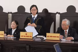 Thẩm phán Hà Nội chính thức mặc trang phục mới khi xét xử