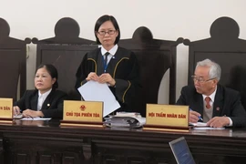 Thẩm phán Hà Nội chính thức mặc trang phục mới khi xét xử