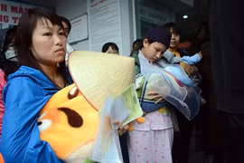 Hoãn tiêm vaccine do hỗn loạn vì chen lấn xô đẩy, có người ngất xỉu