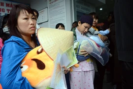 Hoãn tiêm vaccine do hỗn loạn vì chen lấn xô đẩy, có người ngất xỉu