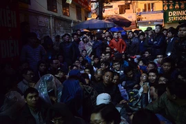 Xếp hàng trắng đêm chờ lấy số tiêm chủng cho con