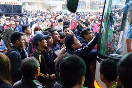 Người dân ùn ùn rời Thủ đô: "Biển người" ở bến xe