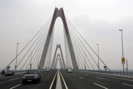 Thí điểm bắn pháo hoa tầm cao ở bãi giữa sông Hồng dịp Tết Ất Mùi 2015