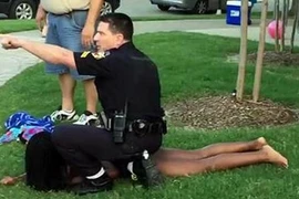 Mỹ đình chỉ công tác cảnh sát chĩa súng vào bé gái da màu