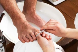 Tử vong do… làm móng chân 